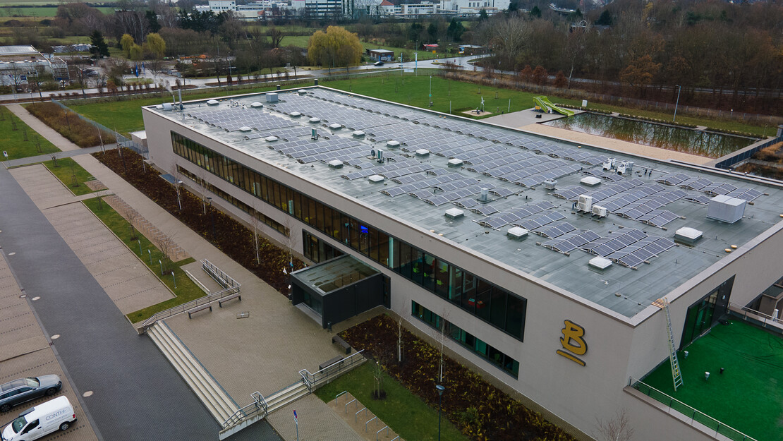 Das Dach des Balneons liefert mit 746 Solarmodulen nun grünen Strom