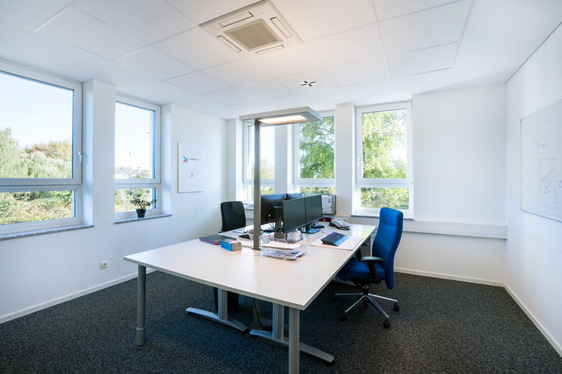 Unsere Büros sind mit modernen, leistungsstarken Laptops sowie zwei zusätzlichen Bildschirmen ausgestattet. Außerdem bringt im Sommer eine Klimaanlage Abkühlung.