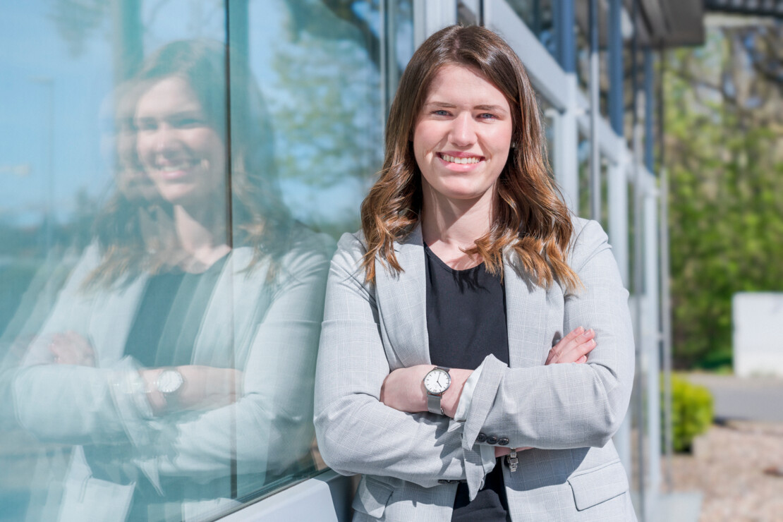 Lea Rettberg ist Recruiterin bei den Ideenstadtwerken. Von 2018 bis 2021 absolvierte sie ihre Ausbildung zur Industriekauffrau bei der LeineNetz GmbH und sicherte sich im Anschluss ihren Platz in der Personalabteilung.